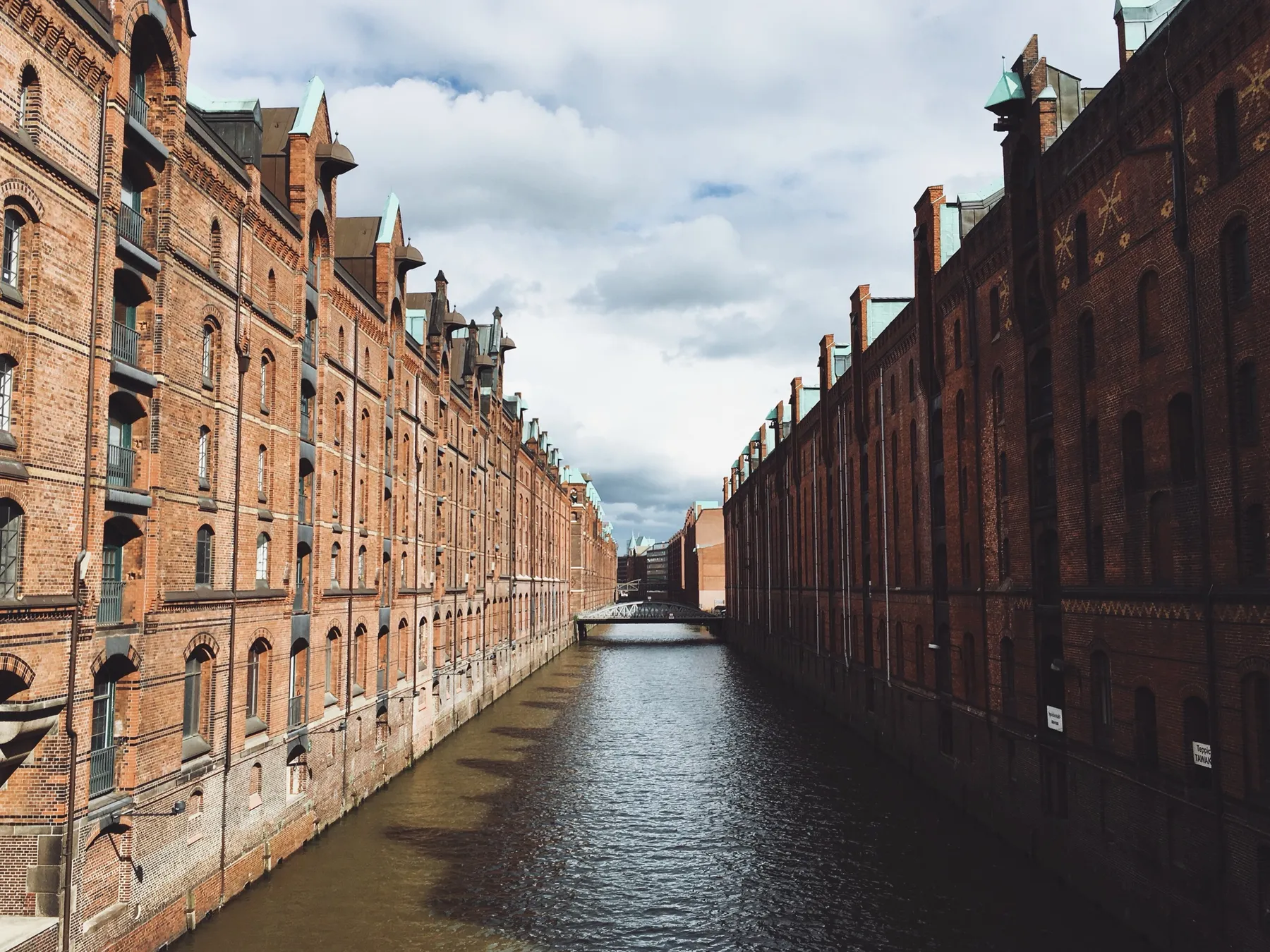 Kanal in der Hamburger Speicherstadt zwischen Backsteinspeichern