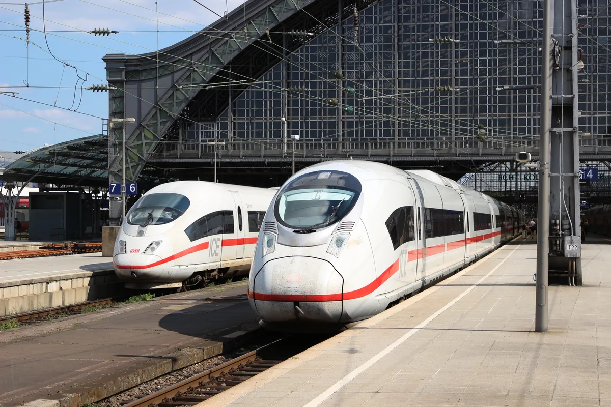 Zwei ICE der Deutschen Bahn im Kölner Hauptbahnhof